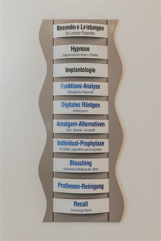 Tafel mit den besonderen Leistungen der Praxis, von Hypnose bis Recall