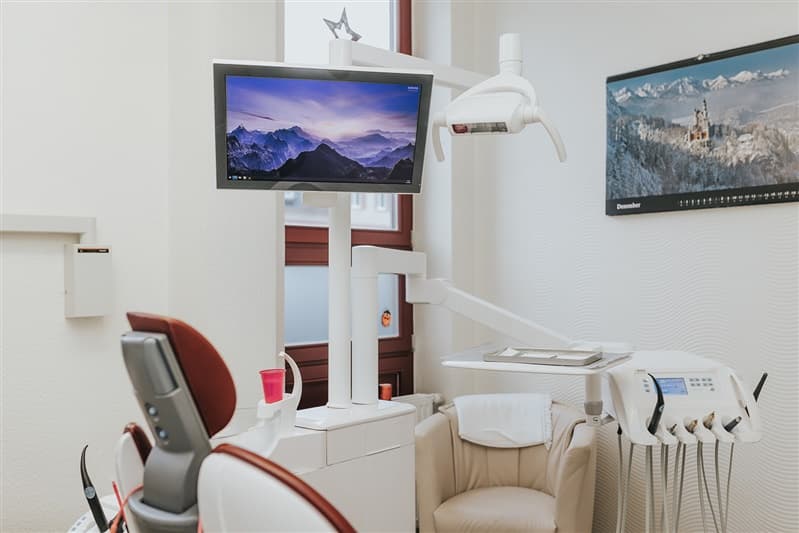 Behandlungszimmer mit Behandlungseinheit, Operationsleuchte und Monitor